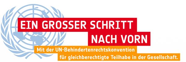 UN-Logo mit dem Text: Ein großer Schritt nach vorn. Mit der UN Behindertenrechtskonvention für gleichberechtigte Teilhabe in der Gesellschaft.